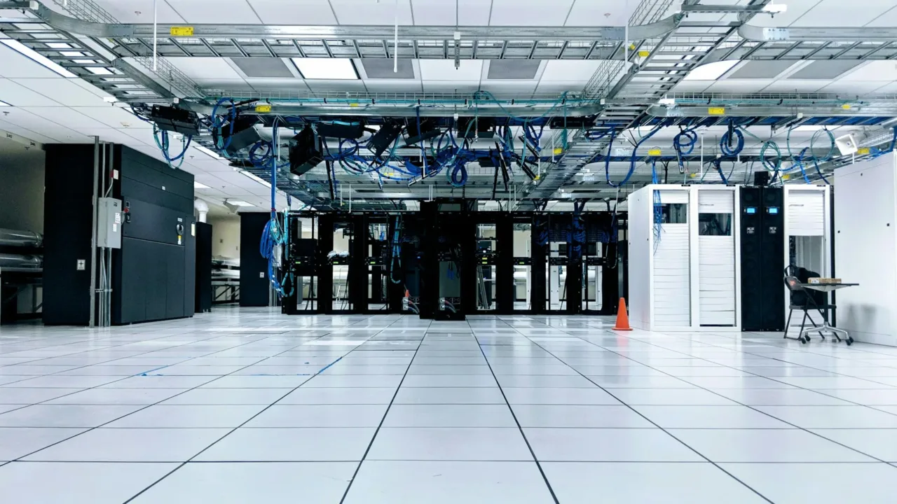 Salle de serveurs avec baies réseau, symbole du stockage dans le cloud