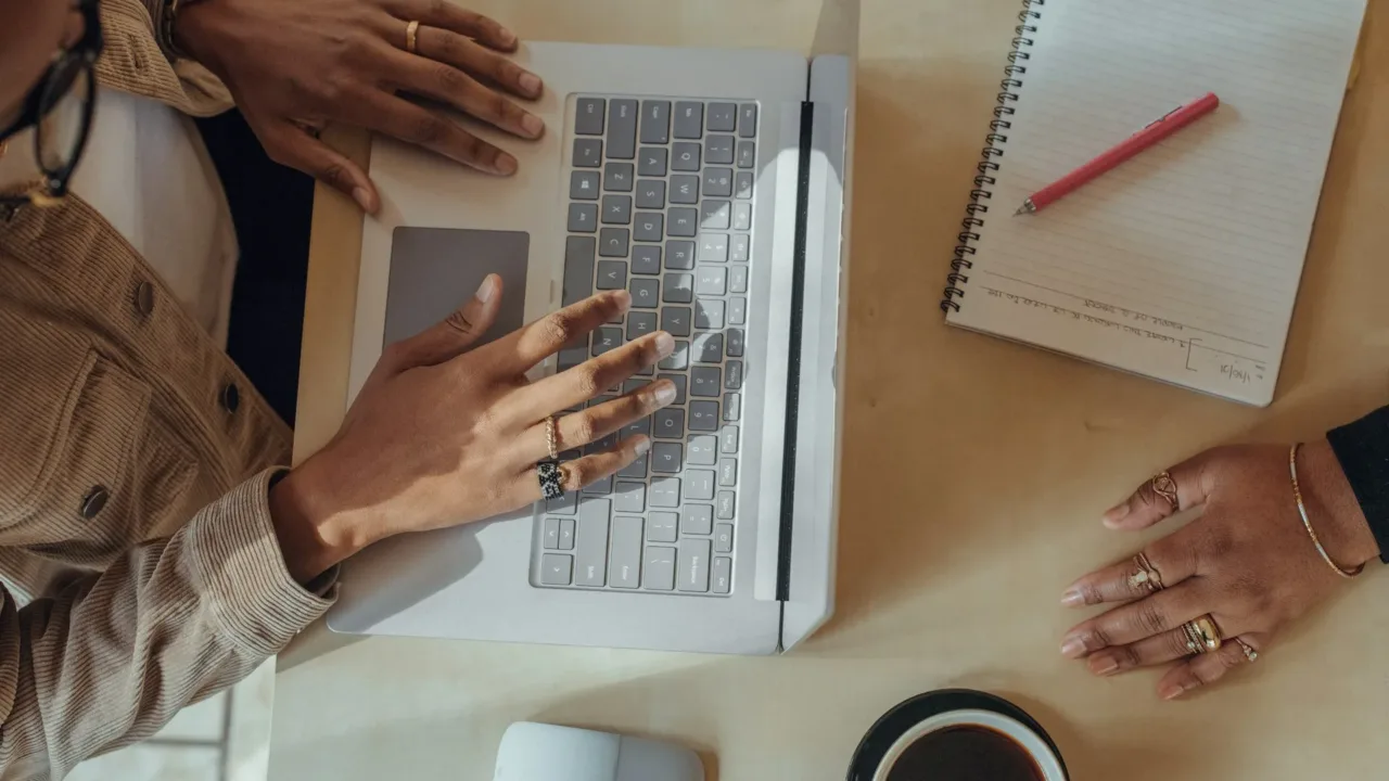 Personne tapant sur le clavier d’un ordinateur portable Surface