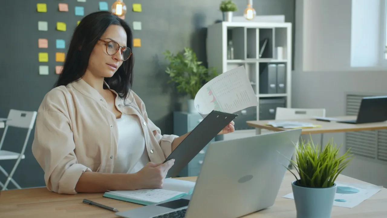 Femme travaillant sur des documents à son bureau
